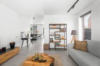 <p>Bent u op zoek naar de perfecte balans tussen een centrale ligging, modern comfort en een sfeervolle, smaakvolle inrichting? Deze recente en trendy 3-gevelwoning uit <strong>2024</strong> biedt het allemaal. Gelegen in de directe nabijheid van scholen en het bruisende centrum, en met een uitstekende verbinding naar de <strong>A12</strong>, geniet u hier van een toplocatie waar mobiliteit en rust hand in hand gaan.</p><p>Dankzij de high-end afwerking, een doordachte indeling en de integratie van een modern <strong>domoticasysteem</strong> is deze woning volledig klaar voor de toekomst.</p><h3>Een sfeervol en warm welkom</h3><p>Bij het betreden van de woning wordt u meteen verwelkomd in de stijlvolle inkomhal met gastentoilet. Doorlopend bereikt u de <em>cozy</em> leefruimte, die warmte en rust uitstraalt—de ideale plek voor een gezellig avondje voor de buis.</p><p>Aansluitend bevindt zich de absolute eyecatcher van het huis: de royale <strong>leefkeuken</strong>. Dit is een ware droom voor elke kookliefhebber. Uitgerust met hoogwaardige toestellen, een ingebouwde <strong>wijnkoeler</strong> en een riant kookeiland, leent deze ruimte zich perfect voor uitgebreid tafelen met vrienden en familie. Wat deze keuken écht uniek maakt, is het panoramische uitzicht op de tuin; een levend schilderij dat in elk seizoen een nieuwe belevenis biedt.</p><p>Praktisch comfort is er ook: de inpandige garage biedt niet alleen plaats voor de wagen, maar fungeert tevens als handige wasplaats en extra berging.</p><h3>Ruimte, comfort en flexibiliteit op de verdiepingen</h3><p>Op de eerste verdieping leidt de nachthal met apart toilet naar drie volwaardige slaapkamers. De <strong>master bedroom</strong> is een luxe suite op zich, compleet met een eigen, op maat gemaakte <strong>dressingkamer</strong>. De badkamer trekt de lijn van hoogwaardige afwerking feilloos door en is voorzien van alle comfort, waaronder een royale <strong>XL-douche</strong>.</p><p>Via een vaste trap bereikt u de reeds geïsoleerde en volledig afgewerkte <strong>zolderverdieping</strong>. Deze doet momenteel dienst als polyvalente ruimte, maar biedt de flexibiliteit om heel eenvoudig omgevormd te worden tot <strong>2 extra slaapkamers</strong> of een riant thuiskantoor.</p><h3>Strakke buitenomgeving</h3><p>Buiten is het genieten in de prachtig aangelegde tuin. De combinatie van de zorgvuldig gekozen beplanting en het strakke terras in <strong>gepolierde beton</strong> geeft het geheel een moderne, architecturale uitstraling en vraagt bovendien weinig onderhoud.</p><h3>De troeven in een oogopslag:</h3><ul><li><p><strong>Bouwjaar 2024:</strong> Volledig up-to-date, energiezuinig en instapklaar.</p></li><li><p><strong>High-end technieken:</strong> Uitgerust met domotica en een slimme, doordachte indeling.</p></li><li><p><strong>Droomkeuken:</strong> Voorzien van luxe-toestellen, wijnkoeler en een groot eiland.</p></li><li><p><strong>Ruimte & Potentieel:</strong> 3 slaapkamers (inclusief dressing) met de mogelijkheid tot 5 kamers dankzij de ingerichte zolder.</p></li><li><p><strong>Toplocatie:</strong> Nabij scholen, centrum en een vlotte verbinding met de A12.</p></li></ul><blockquote><p><strong>Bent u net zo enthousiast als ik?</strong> Laat deze unieke kans niet aan u voorbijgaan en plan vandaag nog uw bezoek.</p></blockquote><p></p>