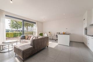 <p><span>Op zoek naar een knap appartement op de Zaat in Temse met ruim uitzicht? Dan is dit jouw kans.</span></p><p><span> </span></p><p><span>Dit moderne gelijkvloers appartement uit 2016 heeft een voortuin en een rustige achtertuin met private inkom. Vanuit de living met open volledig uitgeruste keuken heb je een uniek zicht op de Scheldeboorden. </span></p><p><span>In de gang zijn er ruime ingemaakte kasten, een praktische was- en technische ruimte, een stijlvolle badkamer met inloop-douche en dubbele lavabo en plaats voor opbergkasten, een privaat toilet met handwasser en twee charmante slaapkamers die uitgeven op de tuin. Het appartement is perfect onderhouden en heeft een EPC B.</span></p><p><span>Het appartement kan aangekocht worden voor eigen bewoning of als investering met maandelijks huurinkomen van 950 euro plus 80 euro kosten. </span></p><p><span>De ligging is perfect: op wandelafstand van het centrum, dichtbij winkels, openbare diensten, banken, horeca, openbaar vervoer en belangrijke invalswegen.</span></p><p><span>In de beveiligde kelder is er een auto-staanplaats, een private berging en een gemeenschappelijke ruimte voor fietsen.</span></p><p><span> </span></p><p><span>Aarzel niet om een bezoek in te plannen.</span></p><p><span> </span></p>