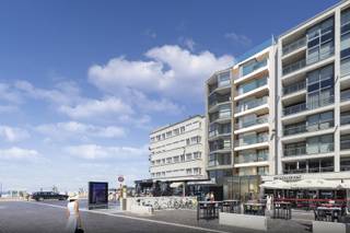 Prachtige casco handelsruimte van 181 m² in het commercieel centrum van Oostduinkerke. Gelegen op het Astridplein, waardoor u zowel met de auto, te voet of met het openbaar vervoer perfect bereikbaar bent. Perfecte visibiliteit vanop zowel de Zeedijk als vanop de Koninklijke Baan. Op zoek naar de perfecte locatie voor uw winkel of kantoor? Zoek niet verder want je hebt het gevonden!<br /><br />Mogelijkheid tot aankoop van een garagebox in de zéér nabije omgeving.