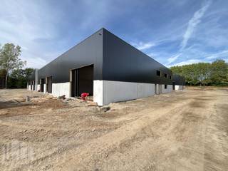 Uitstekend gelegen <strong>nieuwbouw KMO-unit </strong>van 329 m² te koop in Sint-Lievens-Houtem (Bavegem). De site geniet van een vlotte bereikbaarheid richting de E40 en de N42. Hierdoor zijn er vlotte verbindingen richting Aalst, Gent, Brussel en omliggende gemeenten.<br /><br />De <strong>casco </strong>KMO-units zijn opgebouwd uit een staalconstructie met een buitenschil bestaande uit een combinatie van geïsoleerde betonpanelen en sandwichpanelen. De loods, brandklasse C, heeft een vrije hoogte van +/- 6 meter en is toegankelijk via een automatische sectionale poort met een aparte toegangsdeur en is voorzien van polybetonvloer, lichtstraat met rookluik, branddetectie en individuele nutsleidingen (water, elektr. (32 A), data).<br /><br />Bovendien is er de mogelijkheid om buitenruimte aan te kopen tot 1.775 m². Ook <strong>andere oppervlaktes beschikbaar</strong>. Tal van activiteiten mogelijk: opslag, productie, atelier,...  Er is tevens ruime <strong>manoeuvreerruimte en parking</strong> voorzien op de site. Verwachte oplevering 2027.<br /><br />Heb je interesse of wil je meer informatie, zoals plannen of wil je graag een vrijblijvend plaatsbezoek? Aarzel dan niet om contact op te nemen met <strong>Gill </strong>via het nummer <strong>0477 06 30 30</strong>.