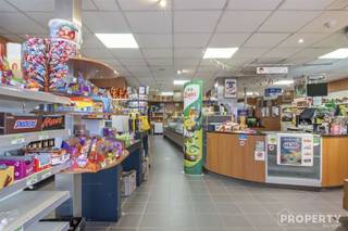 Unieke opportuniteit in het hart van Hulste! Deze veelzijdige eigendom combineert wonen en ondernemen op een toplocatie. Het pand bestaat uit...