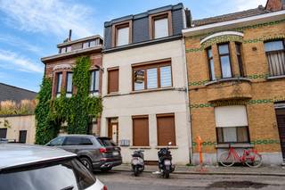 In de Van Amstelstraat in Deurne bevindt zich deze verrassend ruime stadswoning met een bewoonbare oppervlakte van circa 197 m² volgens het EPC. Dankzij de verschillende verdiepingen en de praktische indeling is dit een ideale woning voor een gezin dat op zoek is naar veel ruimte en mogelijkheden.
Het gelijkvloersappartement is momenteel verhuurd aan 800 euro per maand, waardoor het pand ook interessant kan zijn voor wie op zoek is naar een eigendom met een bestaande huuropbrengst. Op het gelijkvloers bevindt zich bovendien een eigen koer. Daarnaast beschikt het gebouw over een praktische kelder.
De woning telt in totaal 4 slaapkamers en 2 badkamers en biedt voldoende ruimte om verder naar eigen smaak in te richten.
Technisch beschikt het pand over een EPC-label C met een energiescore van 285 kWh/m² per jaar. De elektrische installatie is conform en er is een asbestveilig attest aanwezig.
Troeven:
- Circa 197 m² vloeroppervlakte volgens het EPC
- Gelijkvloersappartement momenteel verhuurd
- Bestaande huuropbrengst
- 3 slaapkamers
- 2 badkamers
- Eigen koer
- Praktische kelder
- EPC-label C
- Elektrische installatie conform
- Asbestveilig attest
- Centrale ligging in Deurne
Wilt u deze ruime woning met eigen ogen ontdekken? Neem gerust contact op met Cicero Immo voor meer informatie of om een bezoek in te plannen. Ik begeleid u persoonlijk en beantwoord met plezier al uw vragen.
📞 0466 34 89 90
✉️ info@cicero.immo
🌐 www.cicero.immo
Cicero Immo – Samen vinden we uw ideale thuis.
Erkend vastgoedmakelaar-bemiddelaar – BIV 517.568