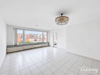 Instapklaar appartement met drie slaapkamers aan de Bosuil in een klein gebouw met garage. Een lichtrijk appartement op de 2e verdieping met terrasje.<br />Inkomhal, aangename en ruime leefruimte die dankzij de grote raampartijen geniet van veel natuurlijk licht. Aansluitend bevindt zich de keuken, uitgerust met een vaatwasser, elektrische kookplaat en dampkap.<br />Het appartement beschikt over drie slaapkamers (ca.15 - 8 - 7m²). Eén van de slaapkamers geeft bovendien toegang tot een terras met een bijzonder uitzicht op het stadion van Royal Antwerp FC.<br />Verder vindt u een badkamer voorzien van een ligbad, lavabo en toilet. Een aparte berging zorgt voor de nodige extra opbergruimte en maakt het geheel extra praktisch.<br />Autostaanplaats €100/maand.<br />Het appartement is beschikbaar vanaf 1 oktober, en wordt nieuw geschilderd opgeleverd.