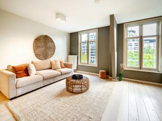 Gelegen op de prestigieuze Waterloolaan, vlakbij de Louizalaan en het Egmontpark, gemeubeld appartement met één slaapkamer met een bruto oppervlakte volgens EPC van ± 118 m².<br /><br />Het appartement gelegen op de derde verdieping van een “Neo-Renaissance” geïnspireerd herenhuis komt uit op een inkomhal met vestiaire en gastentoilet en leidt naar de enorme leefruimte bestaande uit een “Bulthaup” keuken ingericht met een aanrecht/lunchruimte en strekt zich uit tot de woonkamer en eetkamer. Aan de nachtzijde een grote slaapkamer met ingebouwde kasten en een badkamer met inloopdouche, ligbad en apart toilet. Een ingerichte wasruimte maakt het pakket compleet.<br /><br />Andere: Uitgeruste wasruimte, individuele verwarming, gemeenschappelijke lasten 200 EUR. EPC: E<br /><br />Waterloolaan staat bekend om zijn grote merkwinkels. Op een steenworp afstand van bioscopen, restaurants en openbaar vervoer, is het ideaal gelegen tussen het stadscentrum en de Louizalaan.<br /><br />Voor meer informatie kunt u contact opnemen met Laurence Ballaux op +32 (0) 2 640 08 01.