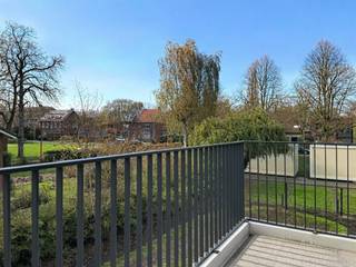 Dit moderne nieuwbouwappartement in de Schranshoevelaan 8 gebouw D, bus 1.3 heeft een ruime, lichtrijke leefruimte met open keuken. Het appartement beschikt over 2 slaapkamers, een badkamer met dubbele lavabo en inloopdouche, een apart toilet en een ruime bergruimte. 
Verwarming: groene energie. De aangelegde zonnepanelen staan in voor groene en duurzame elektriciteit. Individuele lucht-waterwarmtepompen en een BEO-veld zorgen voor de verwarming en koeling het gebouw. Door maatregelen als deze behaalt Residentie Greenhouse een E-peil van E10.
Het appartement beschikt over berging 3 en parking 5. 

Huurprijs: €995

Provisie (syndicus + verwarming): €150

Ondergrondse parkeerplaats: €75
