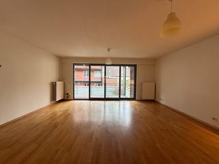 Dit lichtrijk appartement is gelegen op de tweede etage van de residentie Charline. Dit in de nabijheid van de Vrijdagmarkt en Korenmarkt, diverse winkels alsook op wandelafstand van het historisch centrum van Gent. In de ruime eet- en leefruimte met diverse raampartijen heeft u een uniek zicht op de torens. <br />Indeling: Leefruimte, eetruimte, berging, keuken, apart toilet, badkamer met douche en mogelijkheid voor wasmachine , 2 slaapkamers met ingemaakte kasten en derde kleinere slaapkamer. <br />Extra bergruimte op het terras!<br />Onmiddellijk beschikbaar!<br />De gemeenschappelijke kosten bedragen 130,- euro per maand.<br /><br />Voor meer informatie contacteer louise@centeroffice.be of Louise 0493 76 17 53.