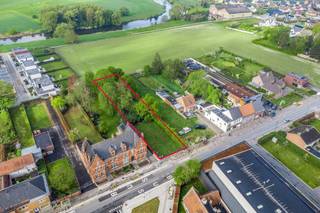 Op de Rijksweg in Sint-Baafs-Vijve (Wielsbeke) vinden we dit prachtig gelegen stuk bouwgrond met een totale grondoppervlakte van ca. 1.220 m²...