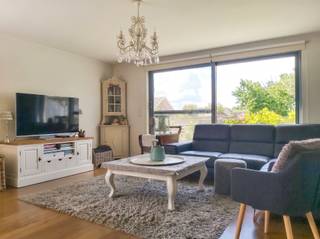 <p><span>Op zoek naar een instapklare duplex met ruimte, licht en comfort op een rustige ligging? Dan is deze topper op de Hermanslaan in Maasmechelen precies wat je zoekt!<br /><br />In een kleinschalig en verzorgd gebouw uit 2008, met slechts 3 appartementen, geniet je hier van privacy, rust en een aangename woonomgeving. Een echte verborgen parel op een vlot bereikbare locatie!<br /><br />Via de gemeenschappelijke inkom en trap bereikt u de private inkom van de duplex. Binnenkomend wordt u verwelkomd in een verzorgde hal met berging en gastentoilet. Via de glazen deur bereiken we vervolgens de leefruimte. Deze leefruimte is een echte troef: warm, lichtrijk en stijlvol afgewerkt met een prachtige massieve eiken parketvloer. Grote raampartijen brengen veel natuurlijk licht binnen en via de schuifpui stapt u zo het ruime terras van ca. 24 m² op. Ideaal voor lange zomeravonden, gezellig tafelen of gewoon ontspannen!<br /><br />De keuken sluit mooi aan op de leefruimte en is praktisch ingericht met koelkast met vriesvak, vaatwasser, keramische kookplaat met dampkap, microgolfoven en oven. Alles wat je nodig hebt, binnen handbereik.<br /><br />Een elegante houten trap in de leefruimte brengt u naar de bovenverdieping met 2 slaapkamers, een aparte toilet en een badkamer met ligbad, douche en lavabo. Comfort en functionaliteit gaan hier hand in hand.<br /><br />Extra pluspunt: een inpandige garage met elektrische poort, veilig, handig en rechtstreeks toegankelijk!<br /><br /></span></p><p><span>Troeven op een rij:</span></p><p><span><br />- Kleine blok met 3 appartementen</span></p><p><span>- Geen algemene kosten<br />- Groot terras (24 m²)<br />- Inpandige garage met automatische poort<br />- EPC 131 (label B)<br />- Instapklaar en goed onderhouden<br /><br />Voor meer informatie of een bezoek ter plaatse, contacteer ons via 0484.35.70.31 of via Diana@jemar.be!</span></p><p><span> </span></p>
