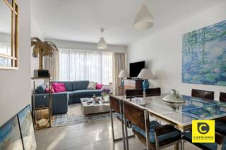 <p><span>Appartement de 3 chambres avec terrasse, prêt à emménager !</span><span><br />Au fil des ans, ce magnifique appartement a été rénové avec beaucoup de soin, dans le respect de la qualité et du bon goût. Il est situé au</span><span><sup>1er</sup></span><span></span><span> étage d'un immeuble à petite échelle et bien entretenu, bénéficiant d'un emplacement central. L'appartement bénéficie d'un excellent certificat de performance énergétique (CPE) de classe A, d'une installation électrique conforme, est exempt d'amiante et disponible immédiatement. Idéal pour y vivre soi-même, mais constitue également un excellent investissement ! Grâce à cet emplacement exceptionnel, vous profitez non seulement d'une accessibilité optimale, mais aussi de plusieurs oasis de verdure et de calme dans les environs immédiats. Le Bist à Wirlijk, la Fruithoflaan à Berchem ainsi que divers commerces, écoles et hôpitaux se trouvent également à proximité. Ne manquez surtout pas cette belle opportunité !</span></p><p><span> </span></p><p><span>Ce charmant appartement présente l'agencement suivant :</span><span><br /><br />Hall d'entrée/couloir, pièce à vivre & cuisine :</span></p><p><span>Dans le hall d’entrée équipé d’un vidéophone, les spots encastrés attirent l’attention sur le sol carrelé épuré et facile d’entretien, au look béton industriel, qui a été posé dans tout l’appartement, à l’exception des chambres. Vous y trouverez également un grand placard encastré qui sert de vestiaire, mais qui abrite également les branchements pour votre lave-linge, ce qui vous offre en quelque sorte une buanderie séparée. Le vaste espace de vie est baigné de lumière naturelle, ce qui accentue encore davantage l’impression d’espace (106 m²) et dispose d’une commode encastrée équipée d’une prise électrique. La cuisine fonctionnelle offre de nombreux plans de travail et "à fermeture en douceur" de nombreux rangements et comprend une plaque vitrocéramique, une hotte aspirante, un lave-vaisselle, un four, un réfrigérateur, un congélateur et un lavabo et demi.#</span><span>NewLine#<br />Chambres, salle de bains & et toilettes :</span><span><br />À l’arrière du bâtiment, encore plus calme, vous trouverez 3 chambres à part entière d’environ 8,5, 9,5 et 14 m², où votre sommeil est garanti. Même les plus petites chambres se prêtent parfaitement à l’installation d’un lit, d’une armoire et d’un bureau. La salle de bains moderne est entièrement carrelée et comprend une baignoire-douche, un meuble-lavabo avec armoire à miroir, un radiateur sèche-serviettes, des spots encastrés et une ventilation mécanique. Les toilettes, équipées d’un lavabo, sont séparées.</span><span><br /><br />Terrasse et garage &:</span><span><br />Depuis la spacieuse chambre principale, vous accédez à la terrasse conviviale dotée d’un petit débarras et d’un revêtement de sol en gazon synthétique. L'endroit idéal pour prendre votre café le matin ou un apéritif pétillant en rentrant d’une journée bien remplie. Si vous le souhaitez, vous avez la possibilité d’acheter un garage en surface dans la Gemzenstraat toute proche (€ 27 500). </span></p><p><span><br />Atouts supplémentaires :</span></p><p><span>- Mobiscore 8,8/10</span></p><p><span>- 106 m² (cf. PEB)</span></p><p><span>- PEB A<br />- Vitrage haute performance</span></p><p><span>- Installation électrique conforme</span></p><p><span>- Sans amiante</span></p><p><span>- Compteurs individuels</span></p><p><span>- Terrasse</span></p><p><span>- Prêt pour la fibre optique</span></p><p><span> </span></p>