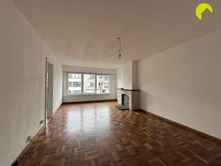 <p><span>Dit instapklare appartement situeert zich in een rustige woonwijk in Deurne, nabij de grens met Borsbeek. Openbaar vervoer, winkels, het Wijnegem Shopping Center en alle belangrijke invalswegen zijn vlakbij. </span></p><p><span>Het is een klein en rustig gebouw bestaande uit 6 appartementen, met een fietsenstalling vooraan.</span></p><p><span> </span></p><p><span>Indeling:</span></p><p><span>We betreden het appartement op de eerste verdieping via de inkomhal met een apart toilet . Aan de voorzijde van het gebouw bevindt zich de zonnige living op een mooie parketvloer.<br />Aansluitend vinden we de vernieuwde keuken welke is ingericht met veel kasten, een spoelbak en een dampkap, de overige toestellen dient men zelf te voorzien. </span></p><p><span> </span></p><p><span>Achteraan zijn er 2 slaapkamers (13 m² en 10 m²), met een mooi en groen uitzicht. Vanuit de kleinste slaapkamer heb je toegang tot het kleine terrasje.</span></p><p><span>De badkamer is uitgerust met een ligbad met douche-voorziening en een lavabo. Tevens is hier ook een aansluiting voorzien voor de wasmachine en een condentie droogkast.</span></p><p><span> </span></p><p><span>Verder hoort er bij het appartement nog een kelderberging, en kan u gebruik maken van de gemeenschappelijke fietsenstalling vooraan het gebouw.</span></p><p><span> </span></p><p><span>Praktische info: </span></p><ul><li><span>Onmiddellijk beschikbaar</span></li><li><span>Maandelijkse kosten: € 55 (inclusief provisie water, minuterie en onderhoud van de verwarmingsketel)</span></li><li><span>Waarborg: 3 maanden huur!</span></li><li><span>Plaatsbeschrijving: € 225,-</span></li><li><span>EPC: 98 kWh/m²</span></li></ul><p><span> </span></p><p><span>Boek nu zelf ONLINE uw afspraak in. Surf naar het betreffende eigendom op onze website <span>www.habicom.be</span></span><span> en klik op de roze knop 'PLAN EEN BEZOEK'. <br />Kies het moment dat u het beste uitkomt, vul de gevraagde contactgegevens in en klik nadien op verzenden om te bevestigen.</span></p><p><span>Benieuwd naar de waarde van jouw woning? Check het gratis op <span>www.watismijnhuiswaard.be</span></span></p><p><span> </span></p><p><span> </span></p>