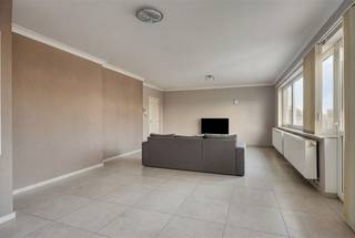 <p><span>Zeer ruim 4-slaapkamerappartement met ruime terrassen en een afgesloten garage, gelegen nabij het centrum van Maaseik.</span></p><p><span> </span></p><p><span>ALGEMEEN:</span></p><ul><li><span>Appartement gelegen op de eerste verdieping (geen lift aanwezig). </span></li><li><span>Locatie: centraal gelegen op wandelafstand van alle voorzieningen in het centrum.</span></li><li><span>KI: €1.074. </span></li><li><span>Bouwjaar: 1966. Het appartement onderging in 2015 een totaalrenovatie (nieuwe vloeren, ramen en deuren, elektriciteit, verwarming, dakbedekking en dakisolatie, spouwmuurisolatie, keuken en badkamer). </span></li><li><span>Bewoonbare oppervlakte: ca. 186 m² (volgens EPC-attest).</span></li><li><span>Het appartement is afgewerkt met grijze tegelvloer.</span></li><li><span>Asbestveilig en voorzien van een uitstekende EPC-score 156 kWh (label B), waardoor het appartement niet onderhevig is aan renovatieverplichting.</span></li><li><span>Verwarming op aardgas.</span></li><li><span>PVC ramen met dubbele beglazing.</span></li><li><span>Afgesloten garage inbegrepen in de prijs.</span></li><li><span>Geen gemeenschappelijke kosten! </span></li></ul><p><span> </span></p><p><span>INDELING:</span></p><p><span>GELIJKVLOERS: </span></p><ul><li><span>Ruime, privé inkomhal met trap naar de eerste verdieping en toegang naar de kelder. </span></li></ul><p><span> </span></p><p><span>EERSTE VERDIEPING: </span></p><ul><li><span>Hal met toegang tot 2 slaapkamers, keuken en gastentoilet. </span></li><li><span>Riante woonkamer met grote raampartijen die zorgen voor overvloedig natuurlijk licht. Via de woonkamer heeft men tevens toegang tot een aparte bergruimte. </span></li></ul><ul><li><span>Keuken voorzien van dubbele spoeltafel, keramisch vuur (Neff) met dampkap, oven (Neff), vaatwasser (Neff) en koelkast met diepvriesvak. De keuken biedt via een deur ook toegang tot het terras aan de achterzijde van het perceel. </span></li><li><span>Nachthal met toegang tot 2 slaapkamers en de badkamer. </span></li><li><span>4 slaapkamers, allen voorzien van een raam met vliegenhor en verwarming. </span></li><li><span>Via de vierde slaapkamer heeft men tevens toegang tot een zeer ruim terras, voorzien van een grijsbeige tegelvloer. </span></li><li><span>Badkamer, volledig betegeld en voorzien van een wasmeubel met dubbele wastafel, ligbad,douche, toilet en kolomkast. </span></li><li><span>Gastentoilet met fonteintje. </span></li></ul><p><span> </span></p><p><span>KELDERRUIMTE: </span></p><ul><li><span>Gesloten garage, voorzien van een automatische sectionale poort. </span></li></ul><p><span> </span></p><p><span>KELDERRUIMTE: </span></p><ul><li><span>Het appartement beschikt over 2 kelderruimtes, waarvan 1 voorzien van een aansluiting voor wasmachine en droogkast. </span></li></ul><p><span> </span></p><p><span>Op zoek naar comfortabel, uitzonderlijk ruim appartement met 4 slaapkamers, terrassen en garage vlakbij het centrum van Maaseik? Contacteer ons vandaag nog voor meer info of een bezoek ter plaatse. </span></p><p><span> </span></p>
