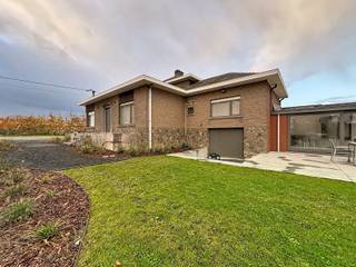 Gunstig gelegen halfopen woning die dankzij haar slimme indeling bijzonder ruim aanvoelt. De royale inkomhal verbindt vlot alle leefruimtes.De...