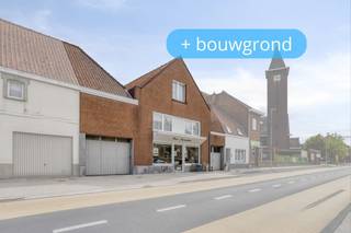 Op zoek naar een handelsruimte met een ruime, instapklare woning en tal van mogelijkheden? Deze commercieel gelegen eigendom bevindt zich op een perceel van 895 m² met een totale nuttige oppervlakte van maar liefst 466 m² (BVO). De indeling op het gelijkvloers omvat een handelsruimte van 65 m² (BVO) met links een ruim magazijn. Aansluitend op de winkel bevindt zich de woning (242 m² BVO), voorzien van een apart bureel, ruime keuken en lichtrijke zithoek, die overloopt in een aparte leefruimte met houtkachel en eetkamer. Deze ruimtes staan allemaal in verbinding met de aangelegde, zuidgerichte tuin met terras. Op de eerste verdieping vinden we vier slaapkamers, een badkamer met bad en douche, een dressing én een sauna. De tweede verdieping beschikt over een afgewerkte en goed geïsoleerde zolder met vaste trap. Achteraan het perceel bevindt zich een dubbele carport en een extra garage. Bovendien biedt dit achterliggende gedeelte potentieel voor het bouwen van een extra woning (per mail afgetoetst bij stedenbouw) of ander gebouw. De eigendom geniet van een vlotte verbinding met de E17 (op 5 minuten) en ligt op slechts 6 km van het centrum van Waregem. Ideaal voor wie op zoek is naar ruimte voor wonen, werken, opslag of commerciële activiteiten. Geen renovatieplicht! Contacteer Vastgoed Lietaer voor meer informatie of plan een bezoek via 055/500 007 of info@vastgoedlietaer.be. Enkel een schriftelijk bod aanvaard door de verkopers resulteert in enige verbintenis.<br />