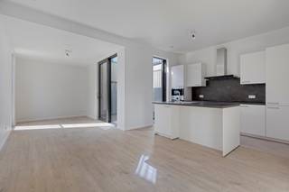<p><span>Te huur: modern nieuwbouw appartement in Duffel, gelegen aan de Stationsstraat op de stadsrand en op wandelafstand van het treinstation.</span></p><p><br /></p><p><span>Dit lichtrijke appartement combineert wooncomfort met een praktische ligging. Dankzij de grote ramen geniet u van veel natuurlijke lichtinval. De nieuwbouwafwerking zorgt voor een frisse uitstraling en energiezuinige voorzieningen. Bovendien beschikt het appartement over een eigen parkeerplaats rechtstreeks verbonden aan het terras, wat een grote troef is in deze buurt.</span></p><p><br /></p><p><span>Interesse?</span></p><p><span>Druk op de knop &quot;Neem contact op&quot; daarna ontvangt u een mail. Gelieve de stappen in deze mail te volgen om u kandidaat te stellen.</span></p><p><br /></p><p><span>JOUW DROOMAPPARTEMENT. ZO GEVONDEN!</span></p>