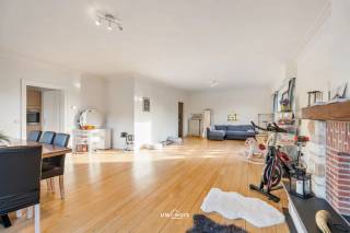 Bent u op zoek naar een ruim en lichtrijk appartement met maar liefst drie slaapkamers, verschillende terrassen en een garage? Dan is dit appartement absoluut een bezoek waard!<br /><br />Het appartement bevindt zich op de derde verdieping en geniet van een rustige en groene ligging, terwijl u toch op korte afstand van het centrum van Beveren en alle nodige voorzieningen woont.<br /><br />De bijzonder ruime leefruimte biedt volop mogelijkheden en beschikt over voldoende plaats voor een comfortabele zithoek, eetplaats, kasten en eventueel een bureau. Dankzij de grote raampartijen geniet deze ruimte bovendien van een aangename natuurlijke lichtinval. Aansluitend bevindt zich de keuken, die uitgerust is met de nodige toestellen en beschikt over een aansluiting voor de wasmachine.<br /><br />Verder beschikt het appartement over drie ruime slaapkamers, een badkamer met ligbad, dubbele wastafel en toilet, en een praktische berging op de hal.<br />Een absolute troef zijn de drie terrassen, waardoor u op verschillende momenten van de dag van het buitenleven kunt genieten.<br />Daarnaast beschikt het appartement over een aparte garage en een ruime oprit, wat zorgt voor extra comfort en parkeergelegenheid.<br /><br />Troeven:<br />- EPC label B<br />- Asbestveilig<br />- Elektrische keuring conform<br />- Drie terrassen<br />- Drie ruime slaapkamers<br />- Aparte garage en ruime oprit<br />- Rustige en groene ligging<br />- Op korte afstand van het centrum van Beveren<br /><br />Heeft u interesse in dit ruime appartement? Neem dan gerust contact met ons op via info@uw-huis.be voor meer informatie of een bezoek.