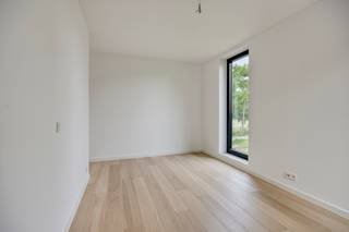 <p>Are you looking for a move-in ready BEN new build home with four bedrooms in Hasselt? This contemporary family home in Zestienbundersstraat offers modern architecture, premium finishes and outstanding energy efficiency on a generous 683 m² plot with a south-east facing garden.</p><p>Designed with a timeless flat-roof architecture, warm brick façades and large windows, the property enjoys abundant natural light throughout the day. The house has been fully completed and professionally painted, allowing you to move in immediately without additional work.</p><p>The ground floor welcomes you into a spacious and bright living area seamlessly connected to the open-plan kitchen. Large windows create a pleasant connection with the landscaped garden. A practical utility room and an integrated garage provide additional convenience and storage space.</p><p>Upstairs, the property offers four full-sized bedrooms, making it ideal for families, home offices or guest accommodation. The elegant bathroom is fully tiled and fitted with a bathtub, separate walk-in shower and double washbasin.</p><p>The outdoor area has also been finished to a high standard. The south-east facing garden includes a landscaped terrace, newly seeded lawn, hedges and fencing, creating a private and welcoming outdoor living space.</p><p>Built according to the latest energy standards, this home features a heat pump, D ventilation system, high-performance insulation and an excellent energy rating. These features ensure exceptional living comfort while significantly reducing energy consumption and future running costs.</p><p>Located in a peaceful residential neighbourhood of Hasselt, the property combines a green setting with excellent accessibility. Schools, shops, public transport, recreational facilities, Hasselt city centre and major access roads are all within easy reach.</p><p>Eligible buyers may benefit from the reduced 6% VAT scheme, subject to the applicable legal requirements, making this attractive new build an even more interesting investment.</p><p>Contact us today for more information or to arrange your private viewing.</p>