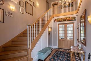 <p><strong>Deze ruime en recente (bouwjaar 2018) villa in Engelse stijl is afgewerkt met hoogwaardige materialen, is voorzien van alle hedendaags comfort en luxe en biedt u onder meer 4 slaapkamers, 2 badkamers, een grote zolder (met voorzieningen voor een 5e slaapkamer met badkamer en leefruimte) en een ruime garage. Dit alles op een grondstuk van 1.989m², met een zeer centrale ligging nabij het centrum van Oud-Turnhout, alle voorzieningen en de E34 Antwerpen - Eindhoven. Zeer gunstige EPC-score: 104 kWh/m²/jaar.</strong></p>
<p><span>Gelijkvloerse verdieping</span><br />Centrale inkomhal met gastentoilet, eikenhouten trap naar de verdieping en toegang tot een ruim bureau of atelier. Een dubbele deur brengt u naar de leefruimte. Deze bevindt zich aan de achterzijde van de woning en bestaat uit een eetkamer, zitkamer (beide met gashaard) en een 2e zit- of TV-kamer, allen met een prachtig zicht over de tuin. De leefkeuken is voorzien van een maatwerk keuken en een koele berging met tegels van Original Style. De ijskast en diepvries zijn netjes weggewerkt in een ingemaakte kast in een sas dat naar de garage leidt.<br /><br /><span>Eerste verdieping</span><br />Nachthal met vide. Hier heeft u allereerst de mastersuite met dressing en ensuite badkamer met toilet. Vervolgens zijn er nog 3 slaapkamers en de 2e badkamer met eigen toilet. Tot slot nog een ruime wasplaats.<br /><br /><span>Tweede verdieping</span><br />De zolderverdieping is bereikbaar via een vaste trap. Hier kan u perfect een 5e slaapkamer met eigen badkamer en leefruimte maken (de indeling is al gemaakt en alle leidingen zijn reeds voorzien).<br /><br /><span>Buitengebeuren</span><br />De tuin is volledig omheind, afgesloten met een automatische poort en aangeplant met allerlei jonge planten en bomen (rhododendrons, hortenia's, kornoeljes, seringen, appelbomen, kersenboom, treurwilgen, platanen, acers, esdoorns, ...). Aan de woning is er een groot terras en er is een 2e zonneterras achteraan in de tuin.<br /><br /><span>Bijzonderheden</span><br />- Alarm<br />- Buitenschrijnwerk in hout met dubbele beglazing en vliegenhorren<br />- Goten en regenpijpen van koper<br />- Centrale verwarming op aardgas met vloerverwarming<br />- Ventilatie type C<br />- Regenwaterrecuperatie voor toiletten en sproeisysteem<br />- De elektrische installatie is conform. Goedgekeurd verslag tot 04/07/2043.<br />- Zeer energiezuinig: EPC van 104kWh/m2/jaar en E-peil van 62<br /><br />Neem een kijkje doorheen deze woning via de interactieve plannen: http://deboerenpartners.virtimmocontent.be/start-visit/3145</p>