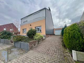 Langs een centrale ligging, in een rustige straat, vinden we deze te renoveren woning, voorzien van een inkomhall, eetplaats, living en keuken. Achteraan is er een veranda en een badkamer met ligbad, wastafel, toilet en aansluiting voor de wasmachine. Op het verdiep zijn er 2 ruime kamers en 1 kleinere kamer. We beschikken hier ook over een droge kelder en een garage. Momenteel wordt de woning verwarmd met mazoutkachels. Betaalbare starterswoning met renovatieverplichting. Voor meer inlichtingen of een bezoek, contacteer Veronique 0483/676579