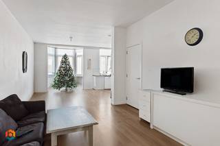 Dit appartement met 2 slaapkamers bevindt zich op een uitstekende locatie te Lier. Het appartement bevindt zich op wandelafstand van natuurgebied Plaslaar, de Lierse stadsvesten en het bruisende centrum van Lier met zijn cultuuraanbod, winkels, horeca en scholen. Tevens geniet u van een uitstekende bereikbaarheid vlakbij belangrijke invalswegen.<br /><br />We betreden het appartement via de gemeenschappelijke inkomhal. De leefruimte geniet van veel lichtinval omwille van de grote raampartijen en kan u inrichten met een gezellige zithoek en een aparte eetplaats. De open keuken is mooi geïntegreerd in het geheel en is voorzien van kwalitatieve toestellen. Achteraan het appartement bevinden zich twee slaapkamers en de badkamer met toilet, douche en lavabo. Op het zuidwest georiënteerde terras kan u steeds in alle rust en privacy genieten van het mooie weer. Tot slot beschikt dit appartement nog over parkeerplaats voorzien vooraan het gebouw, een gunstig E-peil (184), een conforme elektrische keuring en is het asbestveilig. <br /><br />Dit is een uitstekende opportuniteit als u op zoek bent naar een appartement met 2 slaapkamers nabij het centrum van Lier. Contacteer ons voor meer informatie op 0479/47.09.61 of neem een kijkje op www.boonstravastgoed.be .<br /><br />Bijzonderheden:<br />- 2 Slaapkamers<br />- EPC slechts 184<br />- Uitstekende locatie