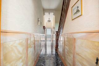 Ruime gezinswoning met tuin &amp; atelier te Hamme <br /><br />Op zoek naar een woning die je volledig naar eigen smaak kan renoveren? Deze ruime gezinswoning biedt tal van mogelijkheden en een solide basis om jouw droomhuis te creëren.<br /><br />Je betreedt de woning via de inkomhal, die toegang geeft tot de gezellige leefruimte met zithoek en eetplaats. Aansluitend bevindt zich de keuken, waar voldoende ruimte is voor een extra zitplaats. Vanuit de keuken kom je in de praktische wasplaats.<br /><br />Een extra troef is de zijingang, ideaal voor het stallen van fietsen of het vlot binnen- en buitenbrengen van afval.<br /><br />Op de eerste verdieping vind je de badkamer en twee volwaardige slaapkamers. Via een vaste trap bereik je de zolderverdieping, waar de mogelijkheid bestaat om nog twee extra slaapkamers te creëren. Er is reeds een raam voorzien.<br /><br />Buiten geniet je van een aangename, gezellige tuin met terras. Daarnaast is er een ruime atelier met twee bouwlagen, perfect als werkruimte, hobbyruimte...<br /><br />Algemeen:<br />- EPC: F<br />- Verwarming via gaskachels<br />- Te renoveren naar eigen smaak<br />- Ruime en lichtrijke gezinswoning<br /><br />Kortom, een woning met karakter, ruimte en tal van mogelijkheden voor wie op zoek is naar een renovatieproject met toekomst.<br /><br />Graag een bezoek? Contacteer ons via waasland@deboerenpartners of 03.377.55.00