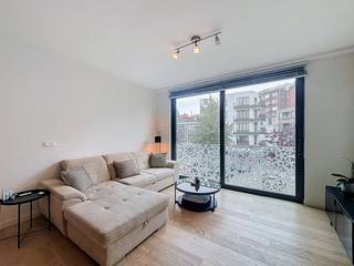 Appartement gelegen op de eerste verdieping met <strong>twee terrassen</strong> op zeer centrale ligging in de Theaterbuurt op wandelafstand van de gezellige Graanmarkt, winkels, restaurants en openbaar vervoer. <br /><br /><strong>Indeling:</strong><br />Het appartement bestaat uit een leefruimte met aansluitend de open keuken die voorzien is van een koelkast met vriesvak, een inductiekookplaat, een vaatwasser, een oven en een microgolf. De badkamer sluit aan aan de slaapkamers en is voorzien van een bad met hangdouche en een dubbele lavabo. Verder is er ook nog een apart toilet en een berging, met aansluiting voor wasmachine en droogkast, in het appartement.<br /><br /><strong>Bijzonderheden:</strong>
<ul>
	<li>De nutsvoorziening van water, gas en elektriciteit zijn individueel.</li>
	<li>De maandelijkse gemeenschappelijke kosten bedragen €65,00 per maand.</li>
	<li>Een tweede berging aanwezig in de kelder op -1.</li>
	<li>Beschikbaar vanaf 1 januari 2027.</li>
</ul>