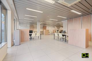 Bent u op zoek naar een veelzijdige kantoor- of handelsruimte op een toplocatie? Dan is dit pand op het dorp van Lovendegem precies wat u...