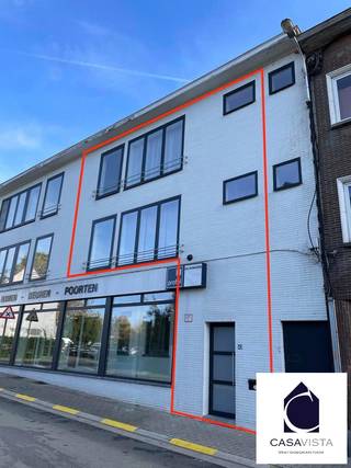 Unieke combinatie van wonen en werken in hartje Geraardsbergen
Op een strategische ligging aan de rand van het commerciële centrum van Geraardsbergen vindt u deze uitzonderlijke combinatie van een energiezuinig triplex appartement en een ruim atelier/magazijn. Een zeldzame opportuniteit voor zelfstandigen, ondernemers, investeerders of iedereen die wonen en werken op één locatie wenst te combineren.

Het eigentijds vernieuwde appartement beschikt over een individuele ingang, wat zorgt voor een aangenaam gevoel van privacy en onafhankelijkheid. Vanuit de inkomhal bereikt u de leefverdiepingen waar comfort, ruimte en natuurlijk licht centraal staan.

De eerste verdieping omvat een bijzonder lichtrijke leefruimte van meer dan 9 meter lang met geïntegreerde keuken en eetplaats. Daarnaast beschikt deze verdieping over een afzonderlijk toilet en praktische bergruimtes.

Op de tweede verdieping bevinden zich drie slaapkamers, een nachtruimte en een badkamer uitgerust met douche en badkamermeubel. De slaapkamers sluiten op elkaar aan, wat creatieve mogelijkheden biedt voor gezinnen, dressingruimte, bureau of hobbykamer.

Het appartement geniet van een moderne uitstraling, een aangenaam ruimtegevoel en een uitstekende energiescore met EPC-label A, wat garant staat voor energiezuinig wonen en lage energiekosten.

Via een gemeenschappelijke doorgang bereikt u het achtergelegen atelier/magazijn. Deze multifunctionele ruimte is verdeeld over twee bouwlagen en beschikt daarnaast over een binnenkoer. Ze biedt tal van mogelijkheden als atelier, opslagruimte, werkplaats, creatieve studio, praktijkruimte of logistieke uitvalsbasis voor een zelfstandige activiteit. Wonen is hier niet toegelaten.

Vandaag worden beide entiteiten samen aangeboden, wat zorgt voor maximale flexibiliteit en meerwaarde. Een afzonderlijke aankoop behoort eventueel tot de mogelijkheden.

Een eigendom met karakter, ruimte en potentieel waar wonen, ondernemen en investeren perfect samenkomen.
Maak een afspraak bezoek met het CasaVista Team via 054412500 of mail info@casavista.be en krijg meer info van vastgoedmakelaar Cedric tijdens een plaatsbezoek.
 