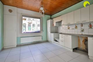 Cette maison mitoyenne bien située, avec une belle façade, se trouve à proximité immédiate de tous les transports publics (tram 7 et 15, liaisons...