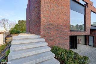 VOLLEDIG AFGEWERKTE EN GESCHILDERDE NIEUWBOUWWONING (EPB E10) MET 3 SLAAPKAMERS, OVERDEKT TERRAS, 2 GARAGES, KELDER EN AANGELEGDE TUIN IN WERM***...