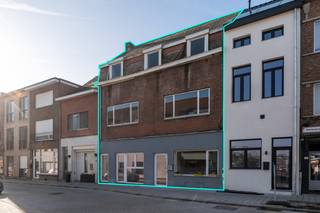 Zeer centraal gelegen pand aan de Molenbergstraat, de hoofdwinkelstraat van Rumst, tegenover de stelplaats van De Lijn. Dit eigendom bevindt zich op wandelafstand van alle winkels, scholen en het openbaar vervoer. Er is parkeergelegenheid in de straat en in de onmiddellijke omgeving. De oprit van de E19 Antwerpen-Brussel ligt op slechts 6 min. rijden. <br /><br />De handelsruimte van 140m2 is verdeeld in 4 compartimenten. Het beschikt verder over 2 x een apart toilet en een ingerichte keuken. Op de 1eV bevinden zich 2 slaapkamers. Een aparte inkom leidt naar het woonstgedeelte op het 1eV en 2eV. Dit woongedeelte is ingedeeld in: 1eV: traphall, een woonkamer, een slaapkamer, een ingerichte keuken en een apart toilet; 2eV: 5 slaapkamers en een zolderruimte. Verder beschikt dit pand over een tuin op kunstgras en een terras. <br /><br />De handelsruimte & de slaapkamers op de 1eV werden goed onderhouden, het woonstgedeelte op 1eV, 2eV en zolder dient volledig gerenoveerd te worden. EPC Label D. De keuring van de elektriciteit is conform. <br /><br />Heeft u interesse? Contacteer ons via 03 459 99 99 of info@leximmo.be voor een bezichtiging ter plaatse. <br /><br />