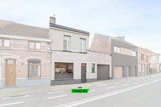 Op een vlot bereikbare ligging in Gontrode, deelgemeente van Melle, bevindt zich deze verder af te werken of op te frissen woning met een...