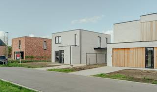 <strong>Nog één woning beschikbaar. </strong>Deze vrijstaande woning in verfijnd moderne stijl (lot 2) is gebouwd en de ruwbouw is volledig klaar.<br /><br />Nu kies jij nog zelf de binnenafwerking en kan je al binnen enkele maanden verhuizen.<br /><br />De woning biedt alles voor comfortabel wonen: een lichtrijke, open leefruimte, ingerichte eilandkeuken en badkamer, drie ruime slaapkamers, carport, oprit en een omheinde tuin.<br /><br />Je woont in een rustige, verkeersluwe nieuwe wijk aan Koningsstoel/Heiken, vlak bij de dorpskern van Sint-Lenaarts, het centrum van Brecht en alle nodige voorzieningen.<br /><br />Ook energetisch zit je goed, met de nieuwste technieken voor verwarming, koeling en ventilatie.<br /><br />Kom deze woning ontdekken. Plan vandaag nog je bezoek.<span> </span>