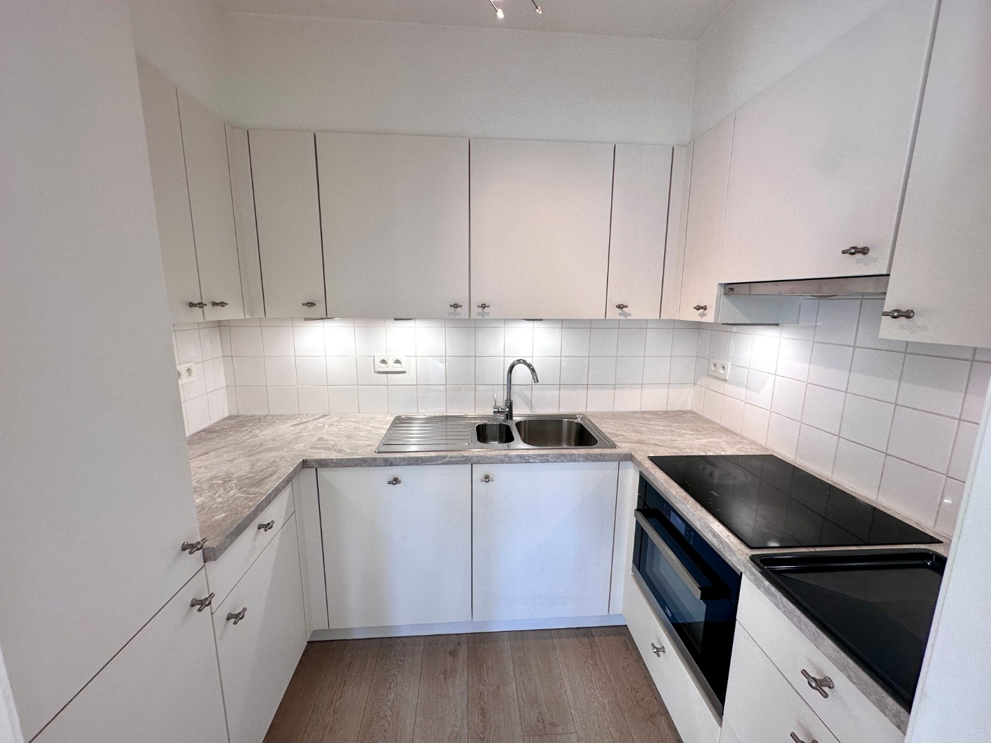 Recent opgefrist energiezuinig 2‑slpk appartement in de Piers de Raveschootlaan - photo 4