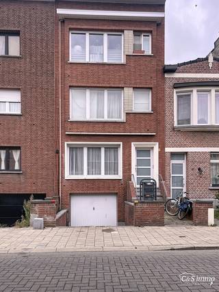 Goed onderhouden gebouw bestaande uit drie afzonderlijke appartementen, elk met één slaapkamer op wandelafstand van het Rivierenhof.Gelijkvloers...