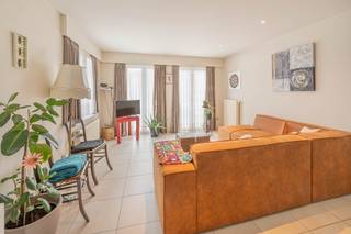 <p>Op de tweede verdieping van een verzorgd appartementsgebouw bevindt zich dit aangename en instapklare appartement met twee slaapkamers. De vele raampartijen zorgen voor een mooie natuurlijke lichtinval en geven het geheel een open en ruimtelijk karakter.</p><p> </p><p>De leefruimte biedt voldoende plaats voor een comfortabele zithoek en eetplaats en sluit aan op de volledig uitgeruste keuken. Vanuit de keuken heeft u rechtstreeks toegang tot het ruime terras. Dankzij de open ligging en het groene uitzicht is dit een heerlijke plek om tijdens de zonnige maanden buiten te eten of gewoon tot rust te komen.</p><p>Verder beschikt het appartement over twee volwaardige slaapkamers en een verzorgde badkamer met ligbad en lavabo. Een praktische wasruimte en de aanwezige ingebouwde kasten zorgen voor extra bergruimte.</p><p> </p><p>Ook op het vlak van comfort zit u hier goed. Het appartement heeft een EPC-label C en beschikt over een eigen ondergrondse autostaanplaats. In de ondergrondse garage is bovendien ruimte voorzien voor fietsen en aan het gebouw zijn bezoekersparkeerplaatsen beschikbaar.</p><p> </p><p>De ligging vormt een belangrijke troef. Het appartement bevindt zich aan de Rijmenamseweg, vlak bij het centrum van Bonheiden. Winkels en dagelijkse voorzieningen bevinden zich in de directe omgeving; zo vindt u onder meer een supermarkt in het centrum aan Dorp. Ook verschillende scholen zijn in Bonheiden aanwezig. Carrefour market BONHEIDEN Dankzij buslijn 25 beschikt Bonheiden bovendien over een rechtstreekse verbinding richting Mechelen en Keerbergen, met op weekdagen en zaterdag een halfuurfrequentie tussen beide plaatsen.</p><p> </p><p>Een lichtrijk en praktisch appartement met twee slaapkamers, een heerlijk terras én ondergrondse parking op een centrale locatie in Bonheiden.</p>
