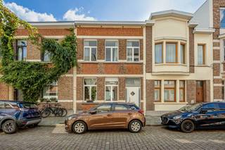 Deze ruime en karaktervolle woning is gelegen in de René Bosiersstraat 7, vlakbij het groene Boelaerpark. De combinatie van authentieke elementen, royale leefruimtes en een praktische indeling maakt dit pand bijzonder interessant als gezinswoning.<br />Op het gelijkvloers bevinden zich verschillende ruime en sfeervolle leefruimtes met hoge plafonds, houten vloeren, sierlijke afwerkingen en authentieke marmeren schouwen. De keuken sluit aan op een lichtrijke veranda en geeft toegang tot de zuidgerichte stadstuin van ca. 25 m², een aangename buitenruimte om volop van de zon te genieten.<br />De eerste verdieping omvat vier slaapkamers en een badkamer, aangevuld met een veranda en balkon.<br />Ook op energetisch vlak werden reeds belangrijke werken uitgevoerd: het dak en de achtergevel zijn geïsoleerd, de ramen zijn voorzien van dubbele beglazing en de verwarmingsketel werd vernieuwd.<br />De ligging vormt een belangrijke troef. Het Boelaerpark zorgt voor een groene omgeving voor ontspanning en sport, terwijl winkels, scholen, horeca en openbaar vervoer zich in de nabije omgeving bevinden.<br /><br />Een ruime en karaktervolle stadswoning met authentieke uitstraling, zuidgerichte stadstuin, reeds uitgevoerde energetische verbeteringen en een uitstekende ligging nabij het Boelaerpark.