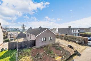 Deze op te frissen charmante bungalow met open bebouwing is gelegen op een ruim perceel van 907 m² en biedt een bewoonbare oppervlakte van ca. 155...