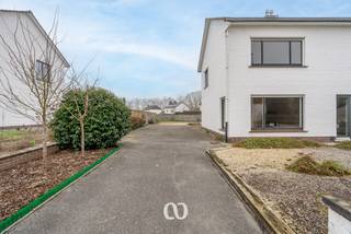 SCHRIJF JE IN VOOR HET EERSTE BEZOEKMOMENT VAN DINSDAG 10 FEBRUARI VIA ONZE WEBSITE<br /><br />Ben jij op zoek naar een stevige woning met veel potentieel in het landelijke hart van Lozer? Gevonden!<br /><br />Deze woning geniet van een rustige en groene ligging, terwijl ze toch vlot bereikbaar is dankzij de nabijheid van de E17 en de N60. De gezellige tuin, de ruime indeling en de talrijke mogelijkheden maken van dit pand een ideale basis voor wie op zoek is naar een op te frissen gezinswoning.<br /><br />INDELING<br /><br />Gelijkvloers:<br />Je betreedt de woning via de inkomhal met gastentoilet. Van hieruit heb je toegang tot de lichtrijke leefruimte die naadloos overloopt in de keuken. Aansluitend aan de keuken bevindt zich een praktische bergruimte. Verder is er op het gelijkvloers nog een ruime kamer aanwezig, perfect geschikt als bureau, hobbyruimte of extra slaapkamer.<br /><br />Eerste verdieping:<br />Op de eerste verdieping kom je terecht in de nachthal, die toegang geeft tot vier volwaardige slaapkamers en de badkamer.<br /><br />Zolder:<br />De woning beschikt bovendien over een geïsoleerde zolder, ideaal als extra bergruimte of met potentieel voor verdere invulling.<br /><br />Zie jij jezelf hier al wonen en deze woning omvormen tot jouw thuis? Schrijf je dan snel in voor het eerste bezoekmoment!