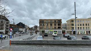 Ruim handelspand gelegen in Harelbeke Centrum op de hoek van het nieuwe Marktplein en de N43 ( Gent - Deinze - Kortrijk).<br /><br />Dankzij deze locatie heeft het pand 20m façade aan de kant van het Marktplein en 28,50 m façade langs de N43, dit resulteert in een uitstekende zichtbaarheid, volgens telling zo'n 5.000 wagens per dag. Dit pand kan gebruikt worden voor handel, kantoor, groepspraktijk,...<br /><br />In de ondergrondse parking van het gebouw is er een mogelijkheid om 4 auto’s te stallen. Daarnaast is er voor en achter het pand een heel grote parking, deze is vrij te gebruiken.<br /><br />Het pand heeft een bruto oppervlakte van 445 m² en werd gebouwd in 2021.<br /><br />Voor info of een bezoek ter plaatse bel Immax : 050/62.44.14 of Joeri : 0475/73.19.65 of mail joeri@immax.be