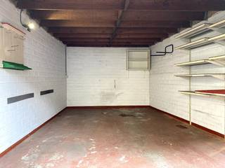 Garage te huur in Roeselare. Gelegen achter een appartementsgebouw residentie Carmen. De garage is onmiddellijk vrij en voorzien van een automatisch rolluik. Verder beschikt de garagebox over een contactdoos en verlichting. De garage kan U bedienen via een codeklavier en een afstandsbediening.<br /><br />Voor meer informatie of een bezoek bel naar: 0470/88.43.41<br /><br />PLUSPUNTEN:<br />* LIGGING - VEILIG<br />* AUTOMATISCH ROLLUIK<br />* CENTRUM