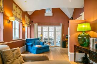<p>Ontdek deze charmante woning aan de Begijnhofstraat in Lier, waar ruimte en comfort samenkomen in een aangename sfeer. En dit alles met de stadsvesten maar ook de winkels op wandelafstand.<br /><br />De woning is te betreden via de aparte inkomhal die voorzien is van een apart gastentoilet en toegang geeft tot de ruime woonkamer.<br />Vanuit de woonkamer bereiken we de open keuken alsook het overdekt terras. Verder op het gelijkvloers is er nog een wasberging.<br /><br />Op de eerste verdieping geeft de nachthal toegang tot de grote slaapkamer met en-suite badkamer, alsook de ruime, lichtrijke vide en een apart toilet.<br /><br />Op de tweede verdieping vinden we opnieuw een ruime slaapkamer met en-suite badkamer en een dressing.<br /><br />Troeven:<br />+ Hoge afwerkingsgraad<br />+ Instapklare, verzorgde woning<br />+ 2 slaapkamers<br />+ Toplocatie in centrum Lier<br />+ Geen renovatieplicht (EPC C)<br />+ Terras langs de zijkant toegankelijk<br /><br />Interesse in deze instapklare woning? Contacteer ons via 03 337 50 70 of info@vbvastgoed.be voor meer info of een afspraak!</p>