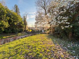 <span><span><strong>1ste bezoekdag vrijdag 24 april! Inschrijven kan via www.nobels.be onder referentienummer 4269355.</strong></span></span><br /><br />CHARMANTE OPEN BEBOUWING met een RUIME BEWOONBARE OPPERVLAKTE van ca. 264 m², gelegen op een IDYLLISCHE en GROENE LOCATIE te Mater (Oudenaarde). Deze eigendom bevindt zich op een RUIM PERCEEL van ca. 1.270 m² en geniet van een PRACHTIG OPEN ZICHT, wat zorgt voor RUST EN PRIVACY. Dankzij de RUIME INDELING is deze woning niet alleen de IDEALE GEZINSWONING, maar ook perfect geschikt voor de COMBINATIE WONEN EN WERKEN. Met een EPC-label D en de aanwezigheid van 10 ZONNEPANELEN is er bovendien GEEN RENOVATIEVERPLICHTING van toepassing.<br />De indeling gaat als volgt: via de inkomhal met gastentoilet heeft u toegang tot een aparte bureauruimte, een gelijkvloerse slaapkamer en de ruime open leefruimte met ingerichte keuken. Aansluitend bevindt zich een polyvalente hobbyruimte, momenteel ingericht als kinderopvang. Verder beschikt het gelijkvloers over toegang tot de kelder, een garage en extra bergruimte. Op de 1ste verdieping vindt u 2 slaapkamers en een ingerichte badkamer. Boven de garage bevindt zich nog een 3de slaapkamer, wat extra flexibiliteit biedt.<br />Buitenshuis geniet u van een ruime oprit, een aangenaam terras en een uitgestrekte tuin met tal van mogelijkheden (mogelijkheid tot creëren van bouwperceel).<br /><br />Adres: Sint-Amelbergastraat 3 te Oudenaarde<br /><br />EPC: 383 kWh/m², G-score en P-score A, Geen renovatieverplichting van toepassing