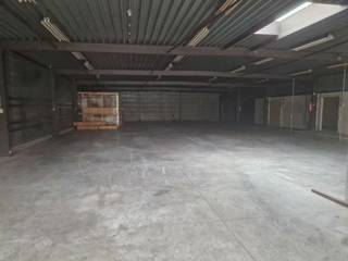 <p>Dit bedrijfspand, strategisch gelegen in het centrum van Herentals, biedt heel wat mogelijkheden. Het magazijn heeft een oppervlakte van 650m² en het kantoor heeft een oppervlakte van 100m². Daarnaast beschikt het over een ruime parking waar 6 tot 10 wagens geparkeerd kunnen worden.</p>