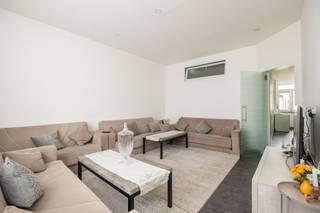 <p><span><strong>CENTRAAL GELEGEN INSTAPKLAAR APP MET 2 SLPK</strong></span></p><p><span><strong> </strong></span></p><p><span><span>Dit </span><strong>instapklaar appartement</strong><span> met </span><strong>twee slaapkamers</strong><span> biedt comfortabel wonen in het hart van </span><strong>Borgerhout</strong><span>. Het appartement werd recent volledig gerenoveeerd, waardoor er geen verdere werken nodig zijn. Gelegen op de eerste verdieping van een kleinschalig gebouw zonder algemene kosten, op wandelafstand van winkels, openbaar vervoer en het Rivierenhof.</span></span></p><p><span><strong> </strong></span></p><p><span><strong><u>Troeven:</u></strong></span></p><p><span><span>-Instapklaar</span></span></p><p><span><span>-Gunstig EPC</span></span></p><p><span><span>-Conforme elektrische keuring</span></span></p><p><span><span>-Geen algemene kosten</span></span></p><p><span><span>-Centraal gelegen</span></span></p><p><span><span>-Dak conform</span></span></p><p><span><span>-Asbestveilig</span></span><br /><br /> </p><p> </p><p><span><span> </span></span></p>