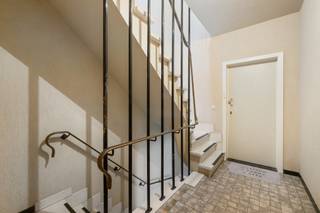 Topgelegen in centrum Oudenaarde: opbrengsteigendom bestaande uit 4 grote appartementen, grote dubbele garage, en een handelsgelijkvloers. 

Handelsgelijkvloers met visibiliteit en aparte toegang, grote garage met extra bergruimte, en 4 identieke appartementen bestaande elk uit een inkom, toilet, grote lichtrijke leefruimte, keuken, 2 grote slaapkamers en badkamer. 

Geen lift, geen syndic. 

Meer info of bezoek? info@immobeguin.be