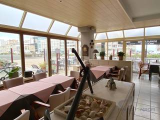 **Te koop: Handelspand (210 m²) - Restaurant El Rey**<br /><br />Unieke kans om een goed draaiend handelspand te kopen op een toplocatie!<br /><br />Het handelspand (momenteel restaurant El Rey) ligt temidden van vele nieuwbouw residenties, het nieuwe zwembad, de Wellington renbaan, de basketarena en op slechts 200m van het strand van Mariakerke. In de buurt worden regelmatig grote evenementen gehouden en kan rekenen op vele vaste bewoning en tweede verblijvers.<br /><br />Het restaurant beschikt over een zaal met 140 zitplaatsen, afzonderlijk afvallokaal, een ruim terras en een volledig ingerichte keuken. Vlot bereikbaar met openbaar vervoer en zonder brouwerijverplichtingen. Geschikt voor horeca of andere handelsdoeleinden/kantoor. Vrij bij akte. <br /><br />Bij aankoop dient het handelsfonds ook overgenomen worden voor 60.000 euro (incl. Btw). Dit omvat alle toestellen en meubilair dienend voor de uitbating van het restaurant. Systeem van huurkoop is bespreekbaar.<br /><br />Voor alle info of bezoek contacteer Nikolaas op 0496 68 84 67 of via info@ensor.immo<br /><br /> 