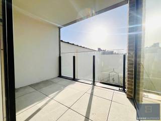<p><span><strong>Reeds meer dan 60% verkocht!</strong></span><br /><br />Binnenkort van één van deze nieuwbouw appartementen uw thuis maken, midden in het centrum van Maldegem? Dit is de kans!<br /><br />Project Koffiebranderij bevindt zich in het bruisende centrum van Maldegem. Met alle faciliteiten op wandelafstand. Het project bestaat uit 23 appartementen en 4 penthouses. Langs de achterzijde kunt u genieten van een prachtig aangelegde binnentuin. Bovendien zijn de appartementen op het gelijkvloers voorzien van een privé tuintje.<br /><br /></p>
<p>Op de gelijkvloerse verdieping is er nog keuze uit <strong>1-2 slaapkamer appartementen</strong>. Op verdieping 1 en 2 zijn dit <strong>2 slaapkamer appartementen.</strong> <br />Deze zullen uiteraard aan alle hedendaagse energienormen voldoen. Ieder appartement is voorzien van GEOTHERMISCHE WARMTEPOMPEN, vloerverwarming met passieve koeling en ZONNEPANELEN. Het gebouw heeft een zuidgerichte oriëntatie waardoor je steeds kan genieten van het zonnetje vanop je terras of in je tuintje.<br /><br />Ondergronds zijn zowel parkeergarages, staanplaatsen als fietsenstalling terugvinden. Bovengronds wordt nog een extra fietsenberging voorzien met parkeerplaatsen.<br /><br /></p>
<p>Bij aankoop van een appartement is het mogelijk dit helemaal <span><strong>op maat en naar eigen smaak in de richten</strong></span>. U heeft nog de mogelijkheid de vloeren, keuken, badkamer, … zelf te kiezen bij de hiervoor aangeduide leveranciers.<br />Vloeren/keukens op de foto's zijn ter illustratie van reeds verkocht appartementen. <br /><br />Nieuwsgierig naar deze tijdloze bouw met grote raampartijen en ultiem comfort?<br /><br />Contacteer Bonne Vastgoed 7 op 7 voor meer info via 0468/104040 of info@bonnevastgoed.be</p>