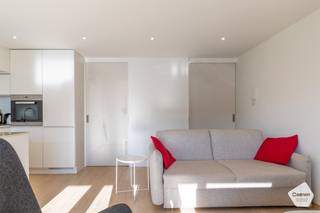 Dit appartement bevindt zich in de welbekende residentie 'Wielingerbank F' te Nieuwpoort-bad.<br />Dankzij de weldoordachte <strong>totaalrenovatie</strong> is deze eigendom een absoluut pareltje!<br /><br />Door de zeer goede ligging bevinden alle winkels en de Zeedijk zich op wandelafstand.<br /><br />De indeling is als volgt:
<ul>
	<li>Inkomhal met handige inbouwkasten;</li>
	<li>Zéér <strong>lichtrijke</strong> leefruimte met nieuw schuifraam naar het terras;</li>
	<li><strong>Groot, zuid-gericht terras met open gevoel</strong>;</li>
	<li>Open, volledig ingerichte keuken met alle hedendaagse comfort;</li>
	<li>Aparte slaapkamer, afgesloten met een praktische schuifdeur;</li>
	<li>Prachtige badkamer met wastafel, toilet en <strong>douche</strong>;</li>
</ul>
Extra troeven:

<ul>
	<li>Kelderberging <strong>inbegrepen</strong> bij aankoop;</li>
	<li><strong>Gloednieuwe</strong> <strong>ramen</strong>;</li>
	<li>Gunstig EPC - label B;</li>
	<li>Elektrische keuring is <strong>conform</strong> de bestaande wetgeving;</li>
	<li>Volledig bemeubeld en bijgevolg <strong>instapklaar</strong>.</li>
</ul>
Wees er snel bij en plan nu uw afspraak in.