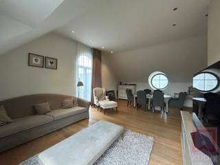 Zeer goed gebouwd appartement biedt een functionele en comfortabele indeling en omvat:InkomhalApart toiletWoonkamerKeukenBadkamerBergingDrie...