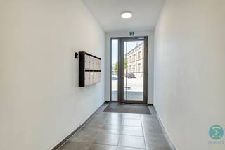 <p><span><strong>Prachtig, instapklaar appartement met terras en ondergrondse autostaanplaats in centrum Arendonk.</strong></span><br /><br />Via de inkomhal betreden we het appartement. Hier bevindt zich een apart gastentoilet. Vervolgens komen we in de ruime en lichtrijke leefruimte, waar de open keuken, eetplaats en zithoek naadloos in elkaar overvloeien. De keuken met kookeiland vormt het centrale punt van de woning en biedt alle comfort. Dankzij de grote raampartijen geniet de leefruimte van een aangename lichtinval en een ruimtelijk gevoel. Via de schuifdeur is er toegang tot het gezellige terras.</p>
<p>Aansluitend aan de leefruimte bevindt zich een praktische berging met plaats voor wasmachine en droogkast.</p>
<p>Vanuit de nachthal bereiken we de overige woonruimtes. Hier vinden we een ruime slaapkamer en een tweede kamer die momenteel is ingericht als dressing, maar zich eveneens perfect leent als bureau, kinderkamer of hobbyruimte. De badkamer is uitgerust met een inloopdouche en een dubbele lavabo in meubel.</p>
<p>In de ondergrondse verdieping beschikt het appartement bovendien over een private autostaanplaats en een afzonderlijke kelderberging.</p>
<p>Het appartement is volledig opgeschilderd en instapklaar. Daarnaast zijn de lichtarmaturen en gordijnen reeds voorzien.</p>
<p><strong>Extra troeven</strong></p>
<ul>
<li>Instapklaar en volledig opgeschilderd</li>
<li>Open keuken met kookeiland</li>
<li>Gezellige en lichtrijke leefruimte</li>
<li>Terras aansluitend aan de woonkamer</li>
<li>Lichtarmaturen inbegrepen</li>
<li>Gordijnen reeds aanwezig</li>
<li>Ondergrondse autostaanplaats</li>
<li>Private kelderberging</li>
</ul>